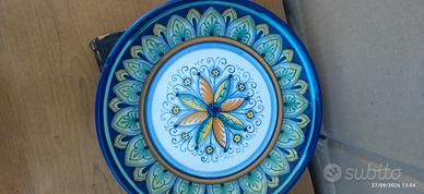 piatto decorativo in ceramica  firmato Deruta