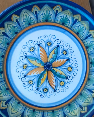 piatto decorativo in ceramica  firmato Deruta