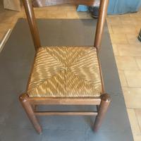 Sgabelli e sedia in stile trattoria italiana