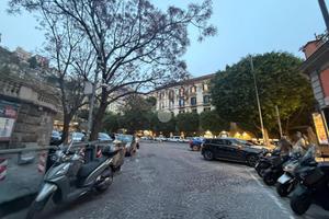 NEGOZIO A NAPOLI