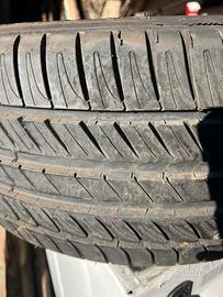 due copertoni marca Michelin modello Primacy