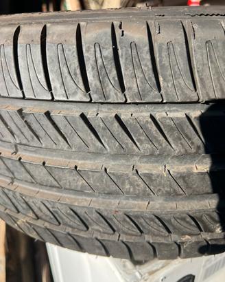 due copertoni marca Michelin modello Primacy