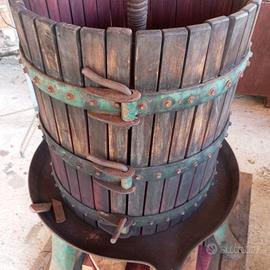 torchio e pigiatrice per uva .