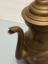 Antica brocca in rame lucido