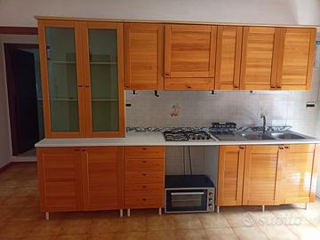 cucina, armadio, comodini, letto e...