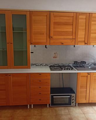 cucina, armadio, comodini, letto e...