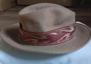 Capello in feltro donna beige con nastro decorato