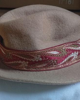 Capello in feltro donna beige con nastro decorato