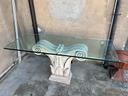 grande-tavolo-in-vetro-con-base-a-capitello-in-pie