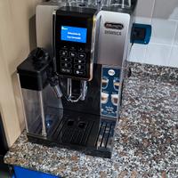 Macchina da caffè  DeLonghi  con  cappuccino 