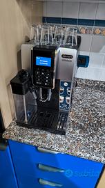 Macchina da caffè  DeLonghi  con  cappuccino 