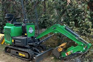 Mini Escavatore 12QT con martello e benna