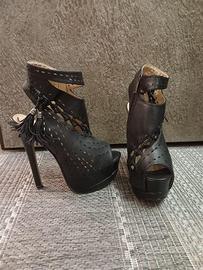 Sandali Tronchetti spuntati con nappine