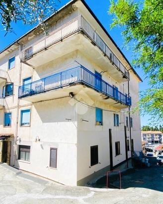 3 LOCALI A SAN LUCIDO