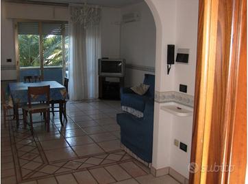 6-8 posti, 2 bagni, fronte mare, aria condiz