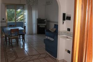 6-8 posti, 2 bagni, fronte mare, aria condiz