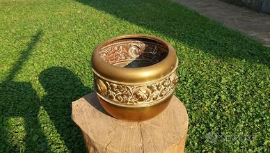 Antico e raro vaso in ottone