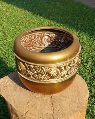 Antico e raro vaso in ottone