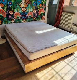 Letto a due piazze con materasso 