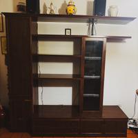 Parete attrezzata in legno con vetrina e cassetti