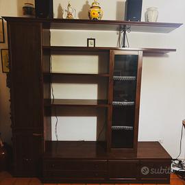 Parete attrezzata in legno con vetrina e cassetti