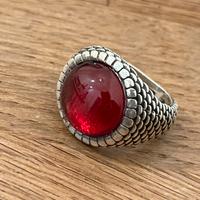 Anello in argento tondo squamato Nove25 con pietra