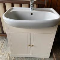 Lavandino bagno con miscelatore e sotto lavandino