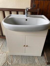 Lavandino bagno con miscelatore e sotto lavandino