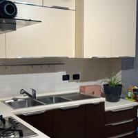 Cucina moderna in buone condizioni