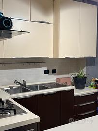 Cucina moderna in buone condizioni