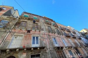 Ampio appartamento cinque vani Centro Storico