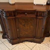 Credenza antica in legno massiccio con intarsi