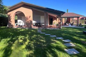 Villa di 266 m² con più di 5 locali e box auto dop