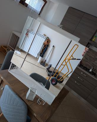Armadietto bagno con led e prese integrate