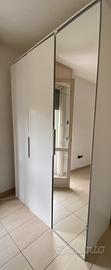 Armadio 150 × 236 cm – Bianco con anta a specchio
