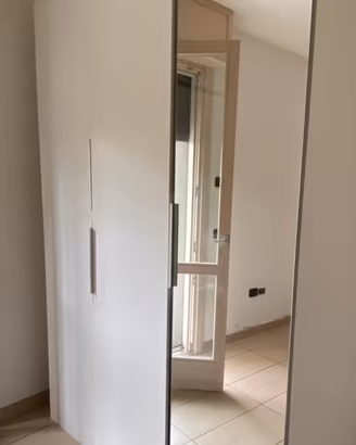 Armadio 150 × 236 cm – Bianco con anta a specchio