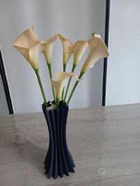 vaso blu con fiori gialli