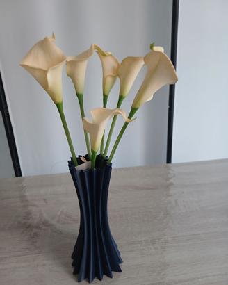 vaso blu con fiori gialli