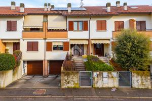 VILLA A SCHIERA A SANT'ILARIO D'ENZA