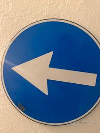 Cartello stradale e soecchi