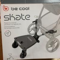 Pedana con seggiolino per passeggino.