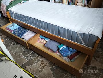 Letto singolo in legno con cassetti