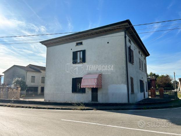 VILLA BIFAMILIARE CON GIARDINO E CASCINA