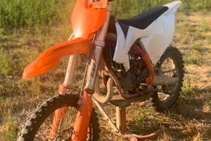 KTM SX 85 2020, poche ore + kit plastiche rosse