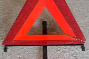 Triangolo di emergenza per automobili