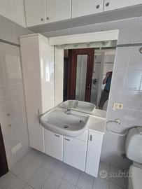 Mobile bagno completo con lavabo, specchio e pensi