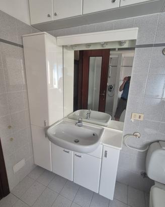 Mobile bagno completo con lavabo, specchio e pensi