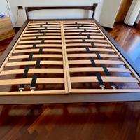 Letto matrimoniale con testiera imbottita