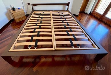 Letto matrimoniale con testiera imbottita