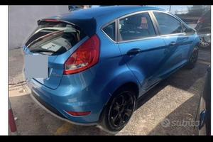 Auto  ford fiesta x inulizzo la do via .